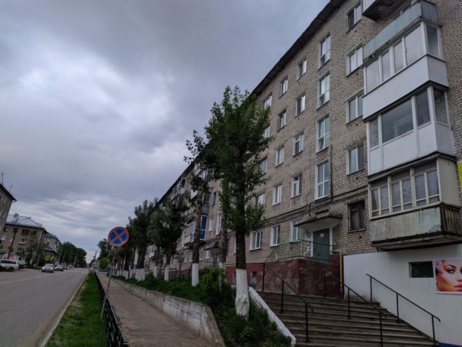 По просьбам жильцов, имеющих инвалидность, в Соликамске благоустроят тротуар, придомовую территорию и заезд к дому